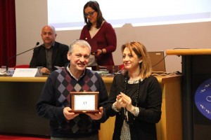 L'assessore Carla Casciari premia Vanni Rossi di Europizza srl