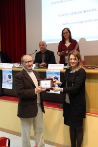 L'assessore Carla Casciari premia Raul Ranieri dell'Oleificio Ranieri srl