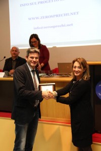 L'assessore Carla Casciari premia William Camilletti del Gruppo Abbondanza 