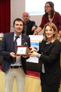 L'assessore Carla Casciari premia Stefano Andrei del Gruppo Alimentare Valtiberino srl