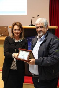 L'assessore Carla Casciari premia Paolo Montanucci del Gruppo Molini Popolari Riuniti srl